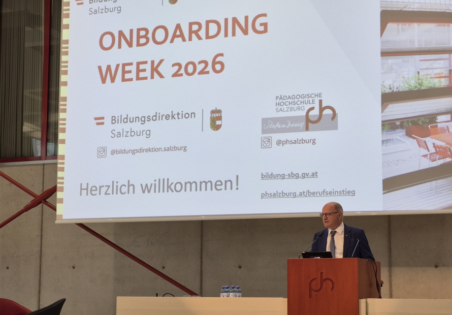 Bildungsdirektor HR Dipl.-Päd. Rudolf Mair motiviert die Lehrer*innen in seiner Ansprache zu Beginn der Onboarding Week
