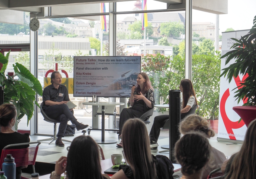 Ein Foto der Diskussionsrunde mit Dr.in Rita Krebs, Dr.in Özlem Zengin und HS-Prof. Dr. Florian Hartmann.