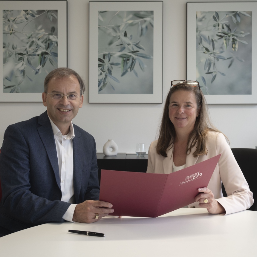 Das Bild zeigt Rektor der PH Oberösterreich HS-Prof. DDr. Walter Vogel und Rektorin der PH Salzburg Priv.-Doz. Dr. Daniela Martinek beim Unterzeichnen der Kooperationsvereinbarung